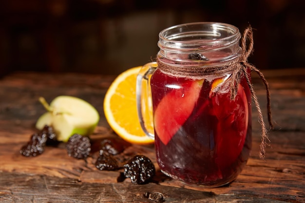 Taza de té de frutas de limón orgánico