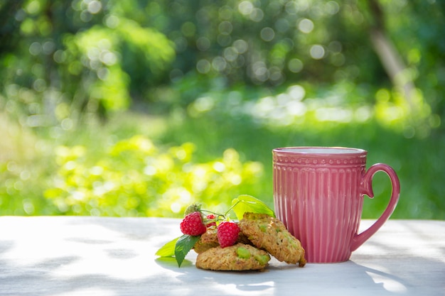 taza de té y galletas de avena en el jardín de verano