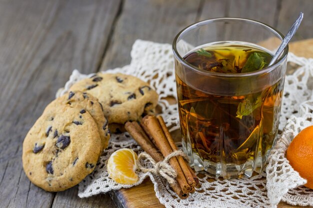 Taza de té con galletas caseras y palitos de canela