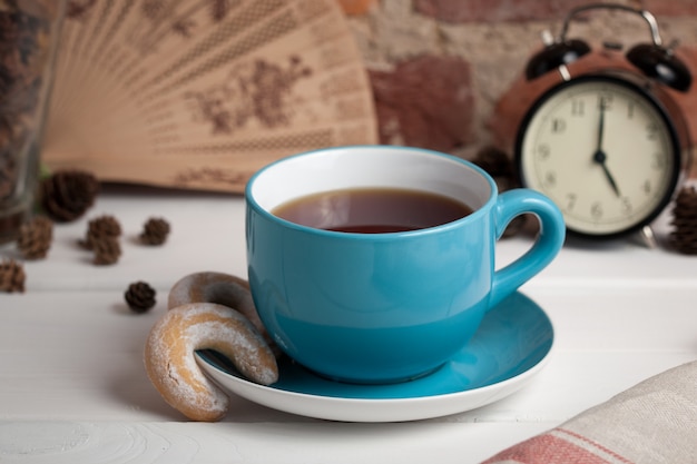 Taza de té con galletas. Cinco en punto.