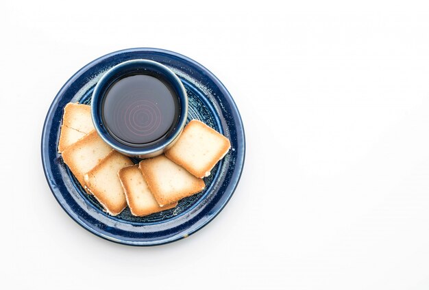 una taza de té con galletas cremosas