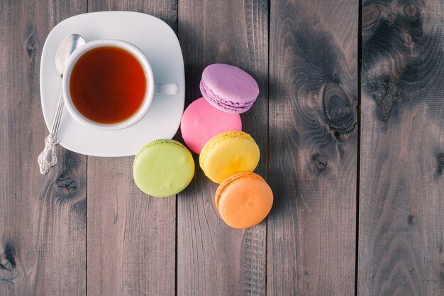 Taza de té con galletas francesas