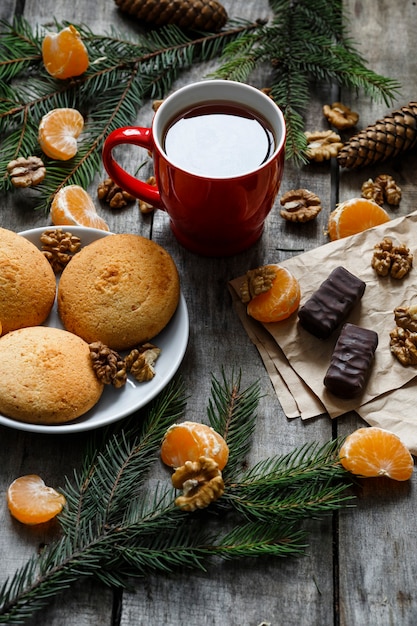 Taza de té con galletas, mesa de madera, dulces