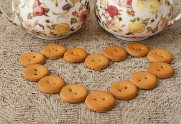 Taza de té y galletas en la mesa