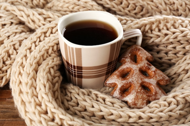 Taza de té con galletas en la mesa