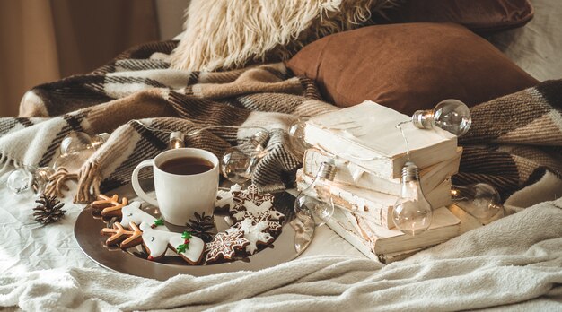 Taza de té y galletas navideñas