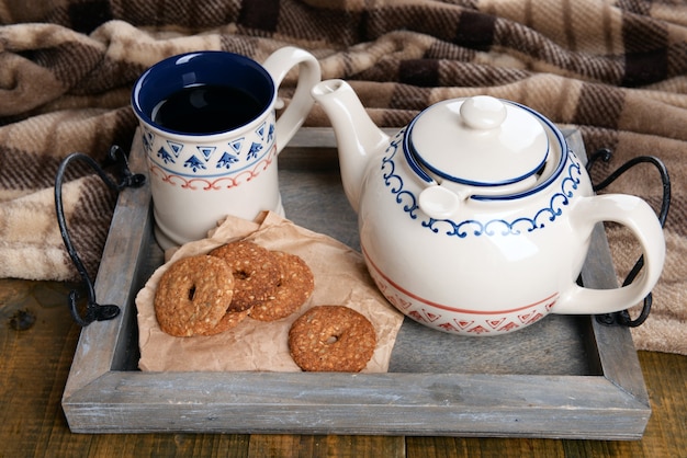 Taza de té con galletas en primer plano de la mesa