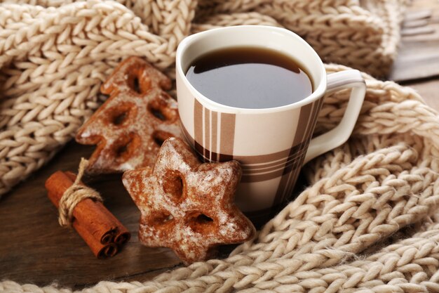 Taza de té con galletas en primer plano de la mesa