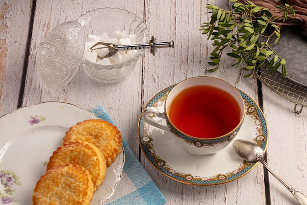 Taza de té con galletas