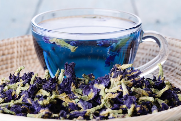 Foto taza de té de guisante mariposa (flores de guisante, guisante azul)