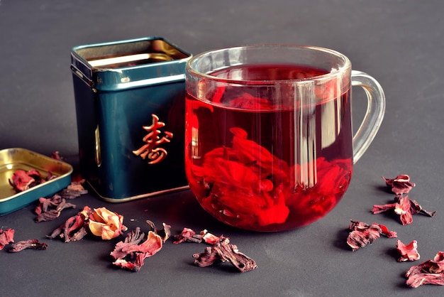 Una taza de té de hibisco