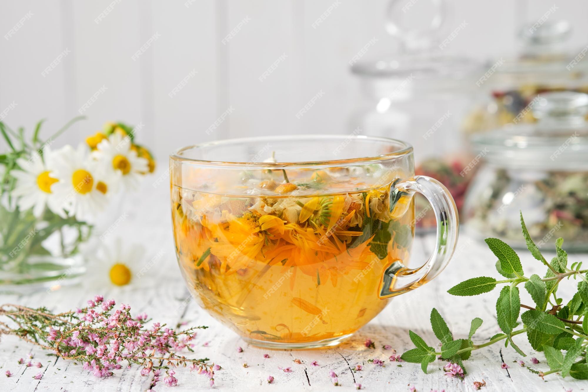 Taza de té de hierbas de caléndula saludable curación brezo manzanilla y  salvia hierbas y flores medicinales | Foto Premium