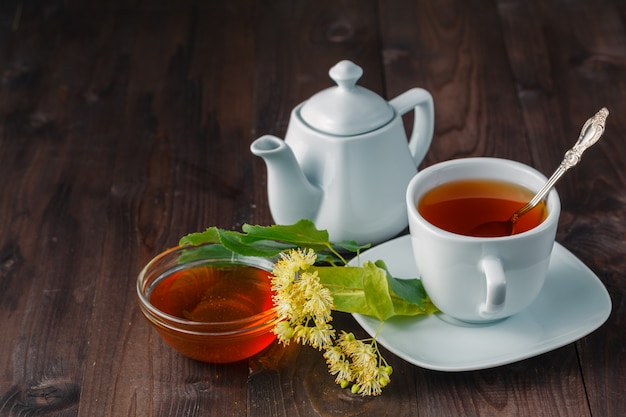 Taza de té de hierbas con flor de tilo