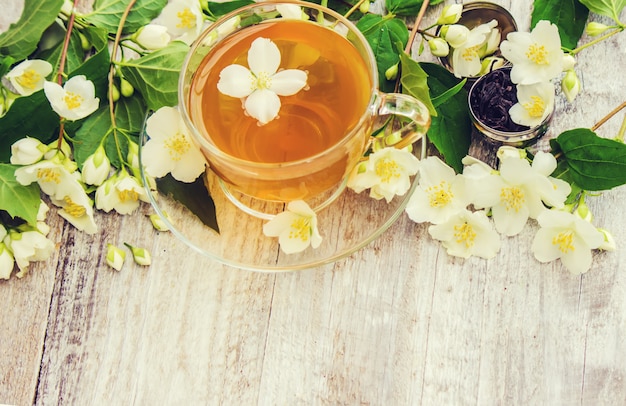 Taza de té de hierbas con flores de jazmín. enfoque selectivo