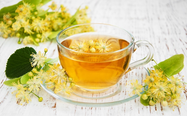 Taza de té de hierbas con flores de tilo