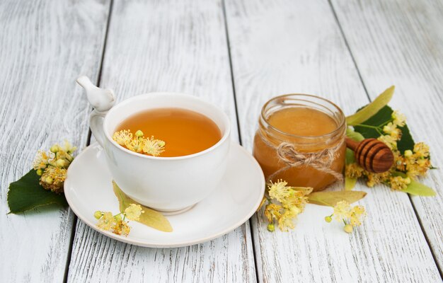 Taza de té de hierbas con flores de tilo