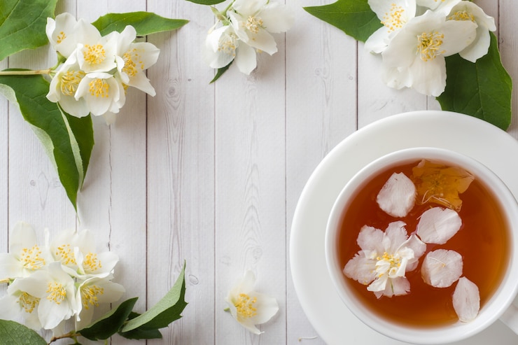 Taza de té de hierbas con pétalos de flores de jazmín.