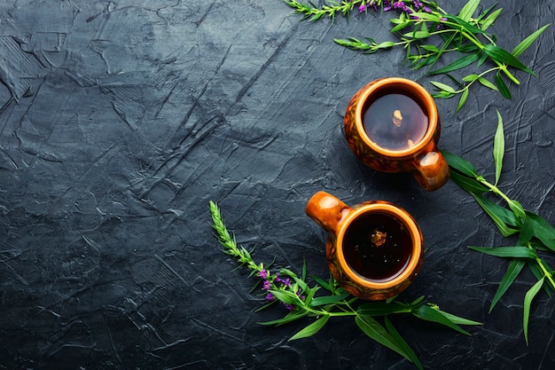 Taza de té de hierbas sobre la mesa. Ivan tea o fireweed.medicina a base de hierbas.Espacio para texto