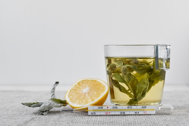 Foto taza con té de hierbas y vista superior de limón