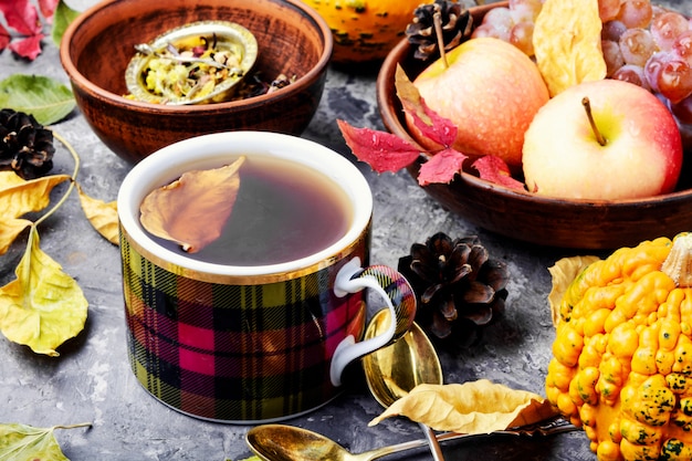 Taza de té con hojas de otoño