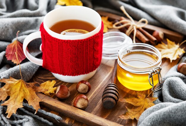 Taza de té y hojas de otoño