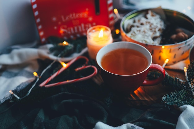 Una taza de té con humo en un ambiente navideño