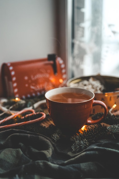 Una taza de té con humo en un ambiente navideño