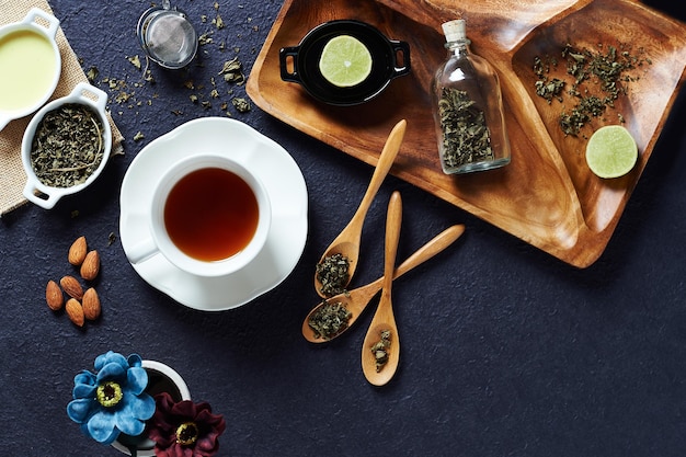 Taza de té y ingredientes en la mesa