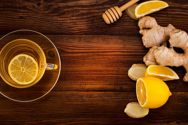 Taza de té de jengibre con limón, miel y raíz de jengibre