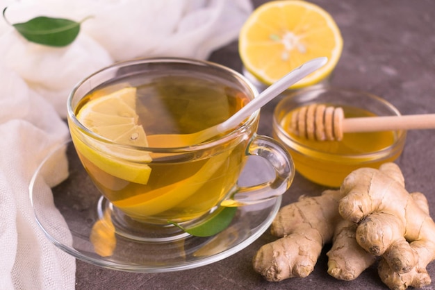 Una taza de té de jengibre con miel y limón Closeup