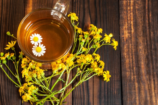 Una taza de té lapsang souchong de hojas enteras, un rico té con sabor a humo