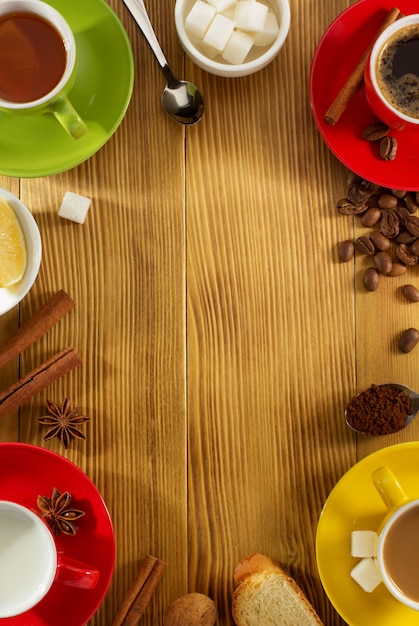 Foto taza de té, leche, café sobre madera.