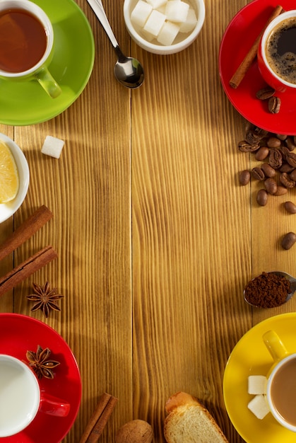 Taza de té, leche, café sobre madera.