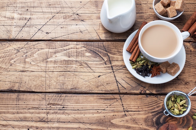 Una taza de té con leche y especias.