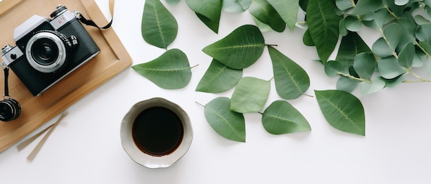 Una taza de té con un libro y un libro sobre la mesa.