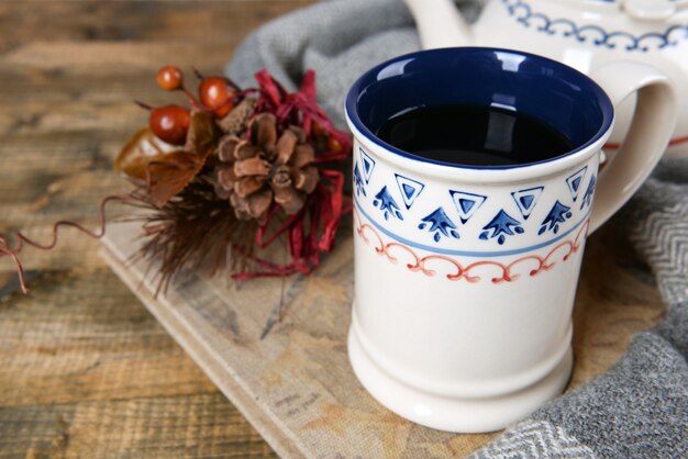 Taza de té con libro en primer plano de la mesa