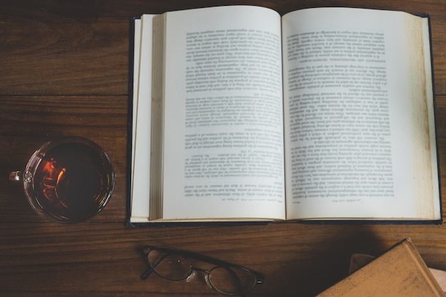 Una taza de té con libros en la mesa