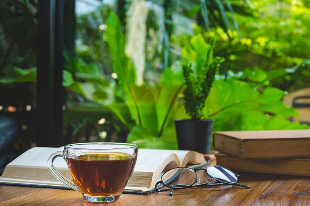 Una taza de té con libros en la mesa