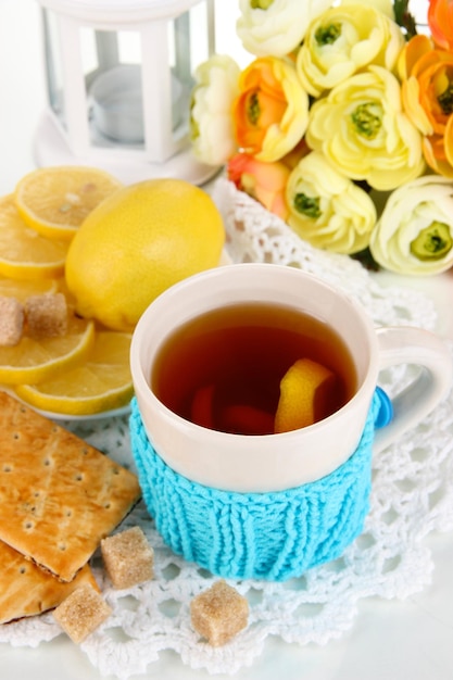 Taza de té con limón de cerca