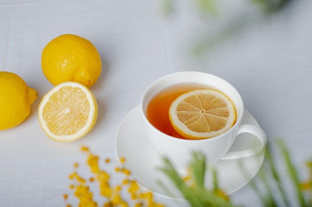 Taza de té y limón Concepto mínimo de verano