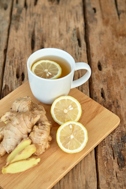 Taza de té con limón y jengibre