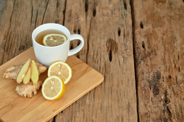 Taza de té con limón y jengibre