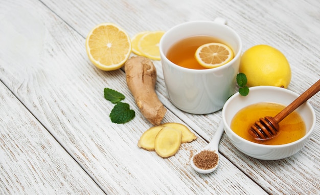 Taza de té con limón y jengibre