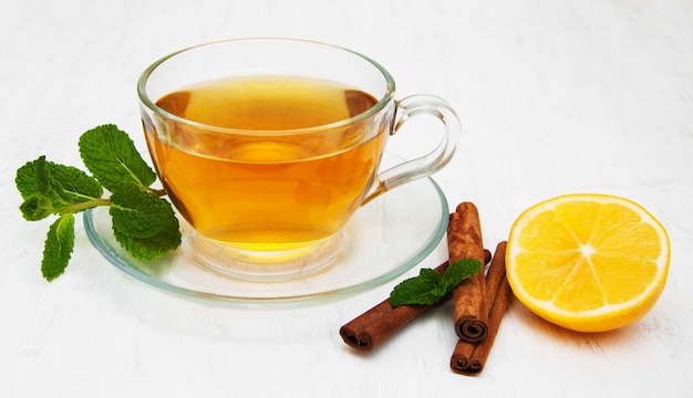 Taza de té con limón y menta.