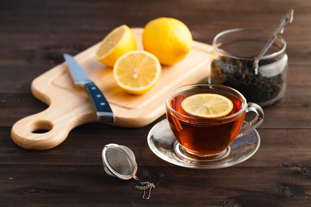 Taza de té con limón en primer plano de la mesa