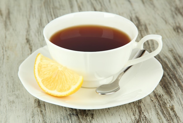 Taza de té con limón en primer plano de la mesa