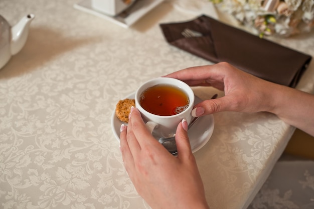 Taza de té y manos