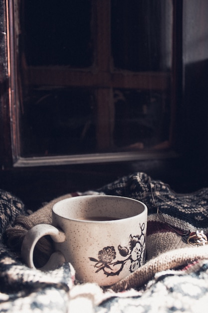 taza de té en mantón de lana