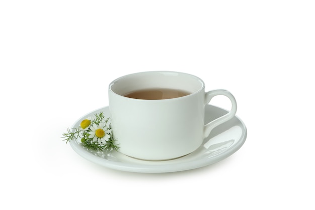 Foto taza de té de manzanilla aislado en blanco