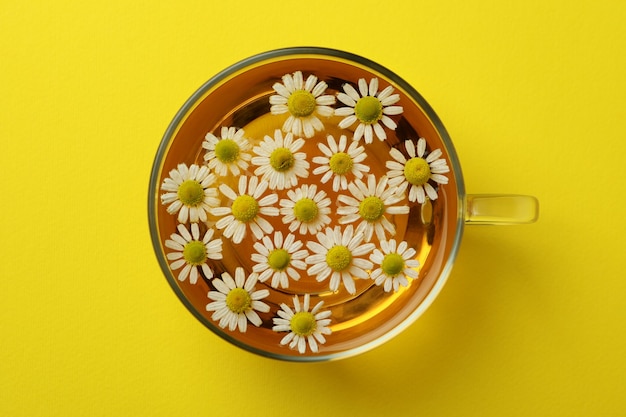 Taza de té de manzanilla en amarillo